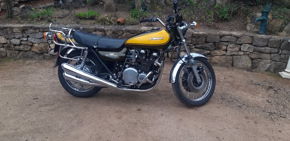 Moto Kawasaki classique jaune et noire